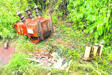 ట్రాన్స్‌ఫార్మర్‌ ధ్వంసం ..   కాపర్‌ చోరీ 