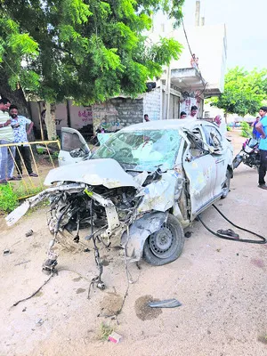 డివైడర్‌ను ఢీకొట్టిన కారు.. ఒకరు మృతి