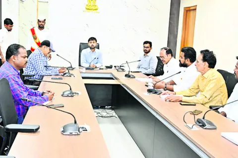 రాజకీయ పార్టీలు సహకరించాలి
