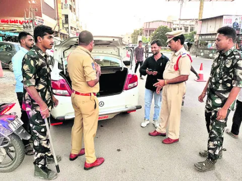 నగరంలో పోలీసుల తనిఖీలు
