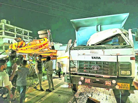 టిప్పర్‌, హైడ్రా వాహనం ఢీ