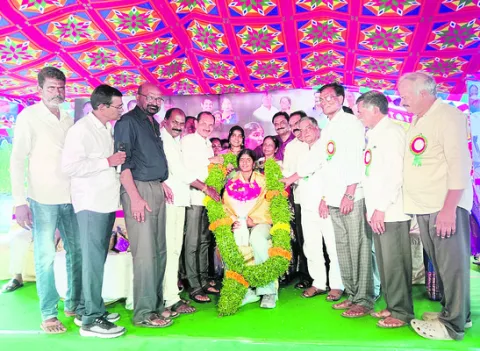బాస్కెట్‌బాల్‌ క్రీడాకారిణికి సన్మానం