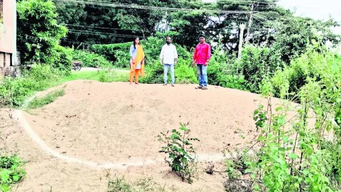 అనుమతులు లేని  ఇసుక సీజ్‌ 