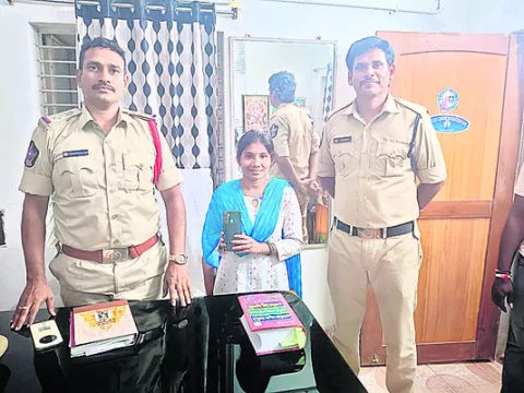 పోగొట్టుకున్న మొబైల్‌ అందజేత