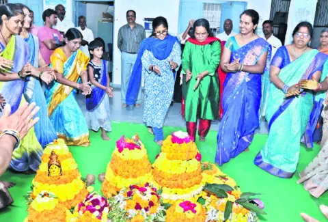 బతుకమ్మ సంబురం 
