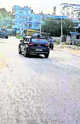 కదులుతున్న కారుపై మందుబాబు హల్‌చల్‌ 
