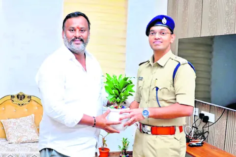 మంత్రి మండిపల్లిని కలిసిన జిల్లా ఎస్పీ ధీరజ్‌ కనుబిల్లి