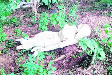 విరిగిపడ్డ సీతమ్మ తల్లి బొమ్మ