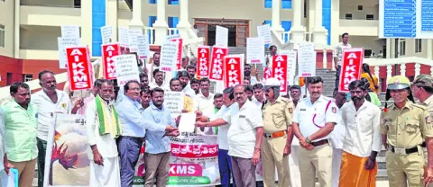 పత్తికి మద్దతు ధర  ప్రకటించరూ  