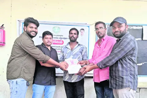 దుర్గాదేవి ఉత్సవాల లక్కీడ్రా విజేతకు ప్లాట్‌ రిజిస్ట్రే