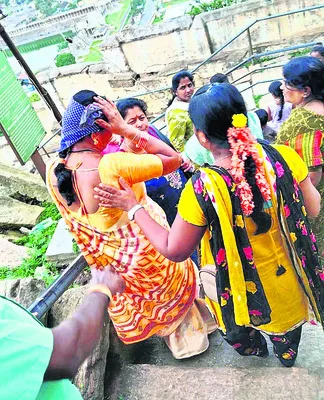 మేలుకోటెలో వానరాల బెడద 