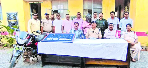 అంతర్రాష్ట్ర గజదొంగ అరెస్ట్‌ 