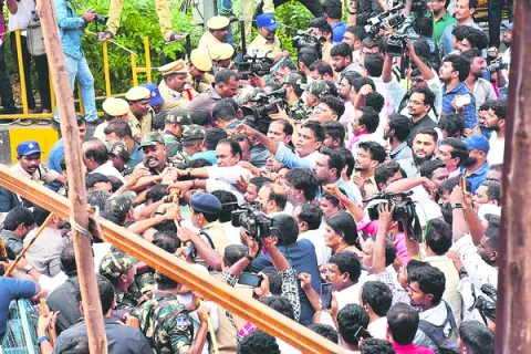 Police are stopping BRS leaders at the RTC crossroads.