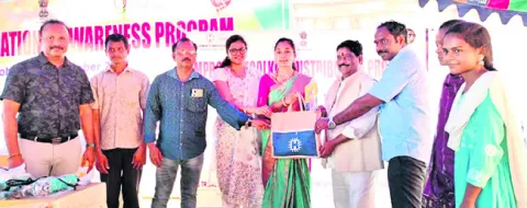 హస్తకళలపై విద్యార్థులకు అవగాహన 
