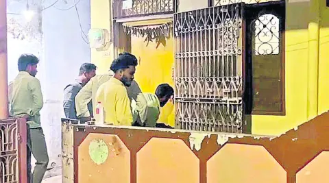 ఇంటి తాళాలు పగలగొట్టి కబ్జాకు యత్నం