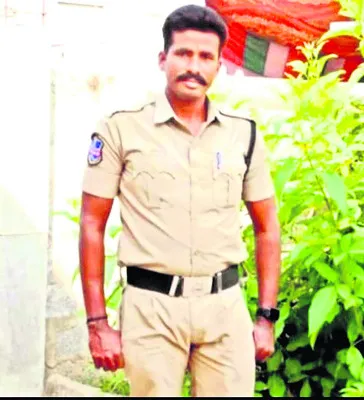 కంటైనర్‌ ఢీకొని హోంగార్డు దుర్మరణం