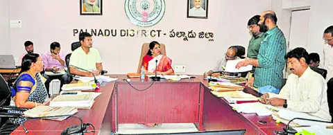 ప్రభుత్వ ప్రధాన కార్యదర్శి సమీక్షకు కలెక్టర్‌ హాజరు 
