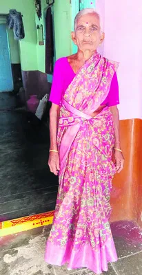 వృద్ధురాలి మెడలో బంగారు గొలుసు లాక్కెళ్లారు