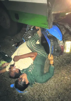 రోడ్డు ప్రమాదంలో భర్త మృతి