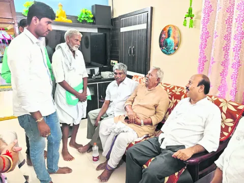 నిమ్మతోట బాధితులకు  అండగా ఉంటాం