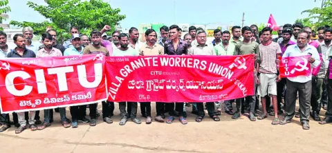 ‘నష్టపరిహారం అందించాలని ధర్నా’ 