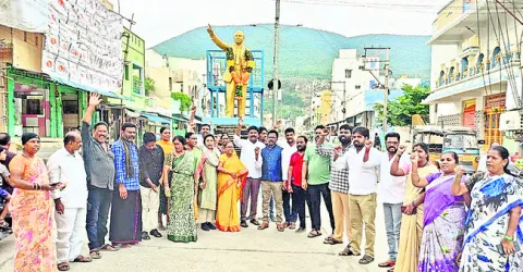 అసలు నిందితులను అరెస్టు చేయాలి