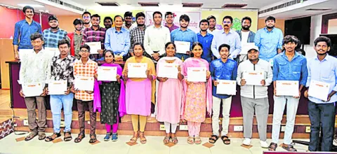 రెడ్‌ క్రాస్‌ సేవలు ప్రశంసనీయం 