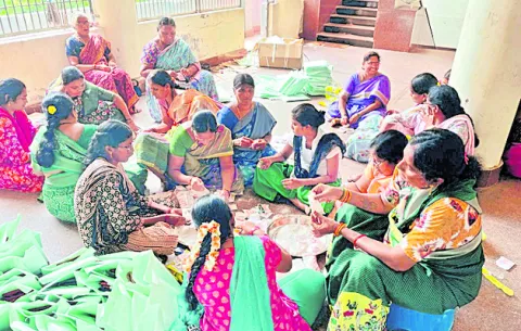 తపాలాలో దుర్గమ్మ ప్రసాదాలు పంపిణీ 