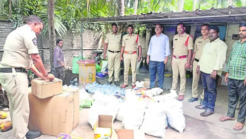 బోడసకుర్రులో బాణసంచా సామగ్రి స్వాధీనం