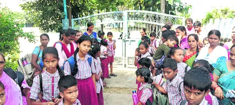 పాఠశాల గేట్‌కు తాళం వేసి విద్యార్థుల నిరసన