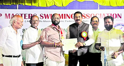 సంపూర్ణ ఆరోగ్యానికి ఈత దోహదం 