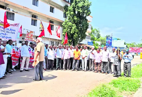 పెన్షనర్‌ బెనిఫిట్స్‌ వెంటనే చెల్లించాలి