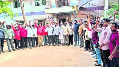 విద్యుత్‌ ఉద్యోగుల సమ్మె బాట 