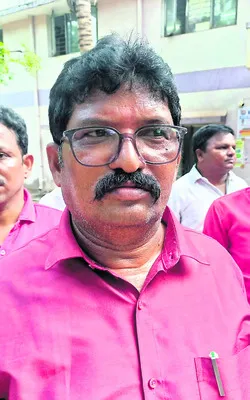 కాంట్రాక్టు కార్మికులను క్రమబద్ధీకరించాలి
