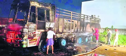 విద్యుత్‌ షార్ట్‌ సర్క్యూట్‌తో లారీ దగ్ధం 
