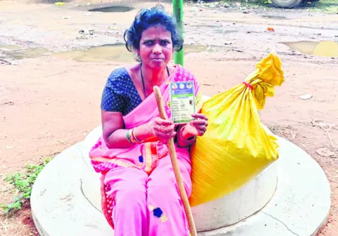 బియ్యం పంపిణీలో డీలర్‌ చేతివాటం 