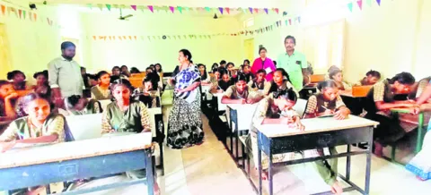 బాలికల్లో నాయకత్వ లక్షణాలు పెంపొందించాలి