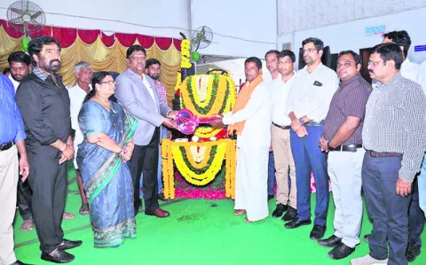 రూ.10వేలతో మొదలై రూ.450కోట్ల టర్నోవర్‌ 