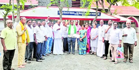 న్యాయమైన పరిహారం అందజేస్తేనే భూములు ఇస్తాం 