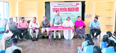 విద్యార్థులు మానసిక ఒత్తిడికి గురికావొద్దు