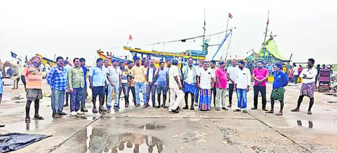 పీపీపీ విధానాన్ని వ్యతిరేకిస్తూ నిరసన 