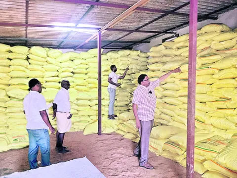 యూరియా అమ్మకాల నిలిపివేత 