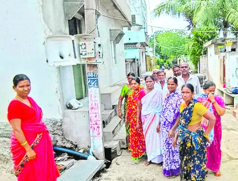 వైఎస్సార్‌సీపీకి చెందిన వారమనే నీరివ్వడం లేదు! 
