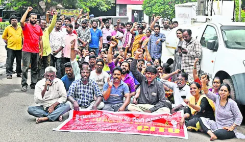 గంటా ఇంటి వద్ద వీధివ్యాపారుల నిరసన