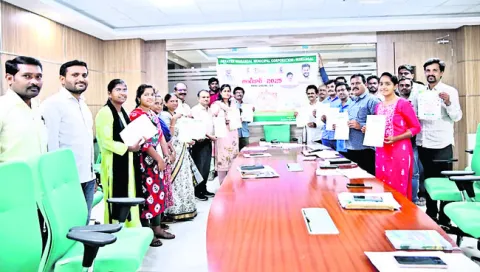 ఇందిరమ్మ ఇళ్ల లబ్ధిదారులకు అవగాహన కల్పించండి