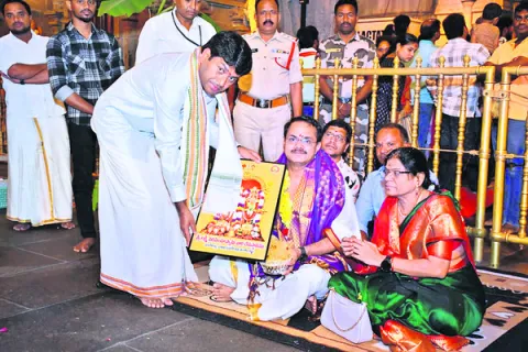 యాదగిరీశుడి సేవలో టీజీపీఎస్సీ చైర్మన్‌
