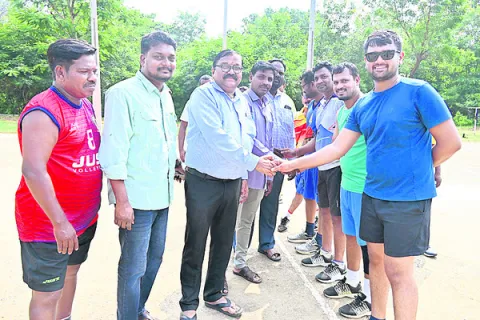 గెలుపోటములను సమానంగా స్వీకరించాలి