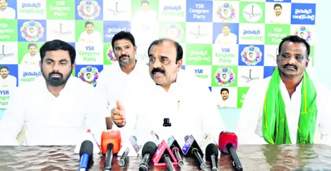 రైతులను ఆదుకునే మనసు లేదా?