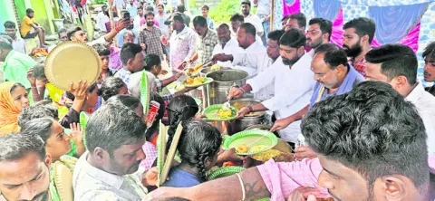 వరద బాధితులకు అన్నదానం 