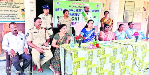 విద్యార్థినులు అన్ని రంగాల్లో రాణించాలి